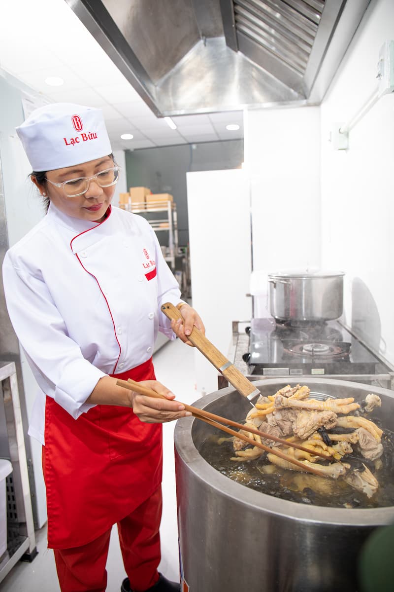 Nội dung Trang chủ (Block) 16 Khi người nhà của ông xã chị nhập viện - và từ 1 cô gái xa lạ vừa sinh con.